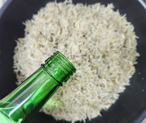 팬에 마른멸치 150그램과 술 1큰술을 넣고 센 불에서 볶아 잡내를 제거한 후, 멸치를 잠시 덜어둡니다.