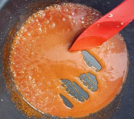 같은 팬에 고추장 2큰술, 다진 마늘 1/4큰술, 진간장 1큰술, 물 50밀리리터를 넣고 보글보글 끓인 후, 한 번 끓으면 불을 끕니다.