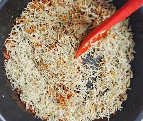 볶아둔 멸치를 양념에 넣고 골고루 섞어가며 한 번 더 볶아줍니다.