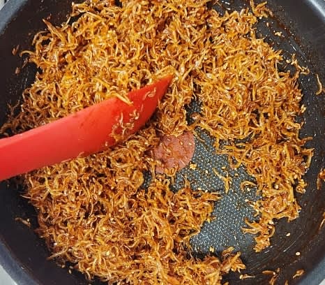 마지막으로 아주 살짝만 볶은 후, 불을 끄고 완성된 멸치볶음을 접시에 담아냅니다.