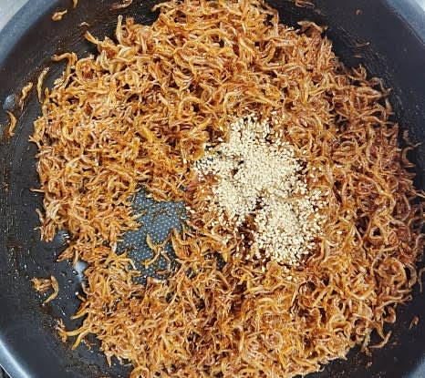 참기름 1큰술과 통깨 1큰술을 추가한 후, 한 번 더 섞어줍니다.