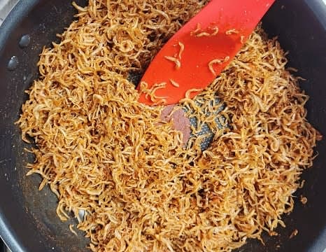 불을 끄고 올리고당 6큰술을 넣어 멸치에 골고루 묻도록 섞어줍니다.