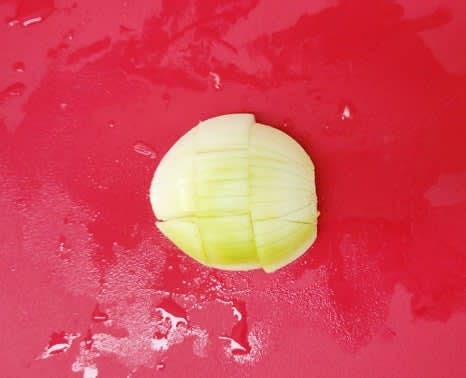 양파 반 개를 깍둑썰기 하듯이 썰어줍니다.