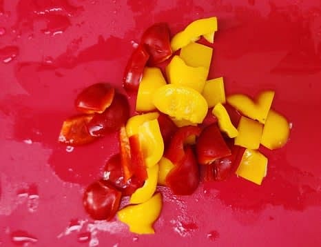 파프리카 반 개를 깍둑썰기 해줍니다.