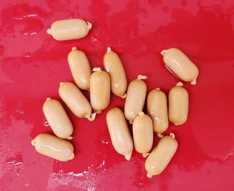 비엔나소세지 120그램에 칼집을 내줍니다. (칼집비엔나를 사용하면 생략 가능)