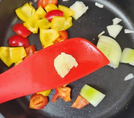 팬에 식용유를 두르고, 양파, 파프리카, 다진 마늘 0.5큰술을 넣고 살짝 볶아줍니다.