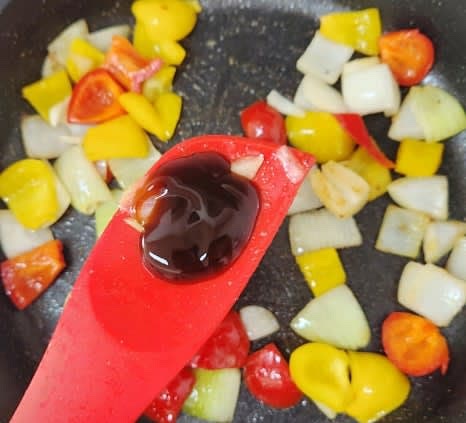 야채가 적당히 익으면, 굴소스 1큰술과 소세지를 넣고 살짝 볶아줍니다.