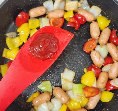 케첩 2.5큰술, 진간장 1큰술, 올리고당 2큰술을 넣고 한 번 더 볶아줍니다.