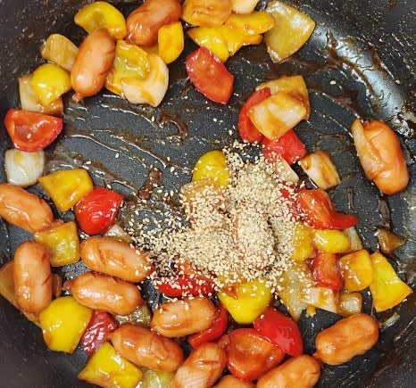 재료들이 다 익으면, 참기름을 살짝 두르고 깨소금 1큰술을 넣어 잘 섞어줍니다.