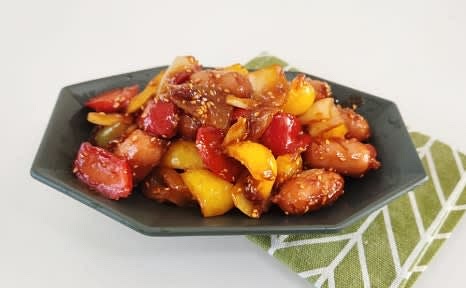 완성된 쏘세지야채볶음을 접시에 담아냅니다.