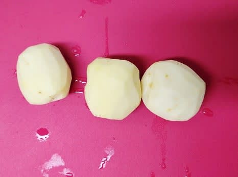 깨끗하게 씻은 감자 3개를 썰어서 준비합니다.