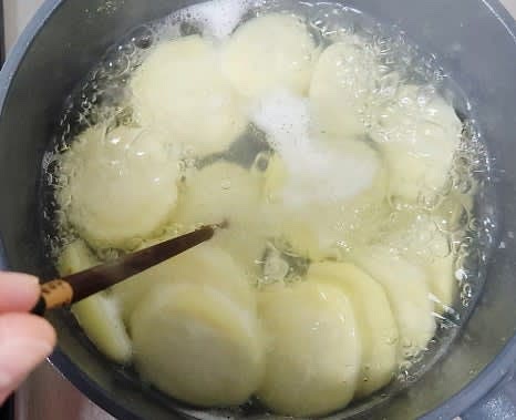 냄비에 감자가 잠기도록 물을 부은 후, 젓가락으로 찔렀을 때 완전히 들어갈 정도로 푹 삶아줍니다.