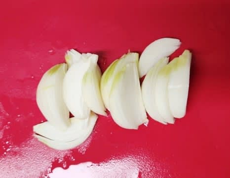 양파 1개를 채 썰어 준비합니다.