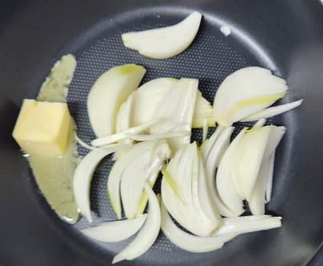 팬에 버터 30그램을 넣고 중불에서 녹인 후, 채 썬 양파를 넣고 완전히 익을 때까지 볶아줍니다.