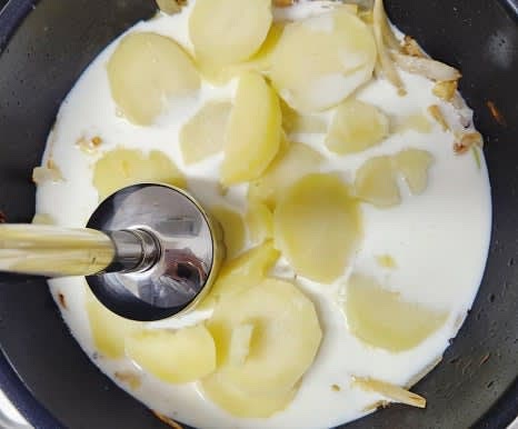 삶은 감자와 볶은 양파를 한데 모은 후, 우유 300밀리리터를 넣고 도깨비방망이 또는 믹서기를 이용해 곱게 갈아줍니다.