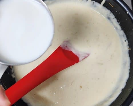 갈아놓은 재료를 중불에서 끓이면서, 우유 250밀리리터를 추가하여 총 550밀리리터가 되도록 합니다.
