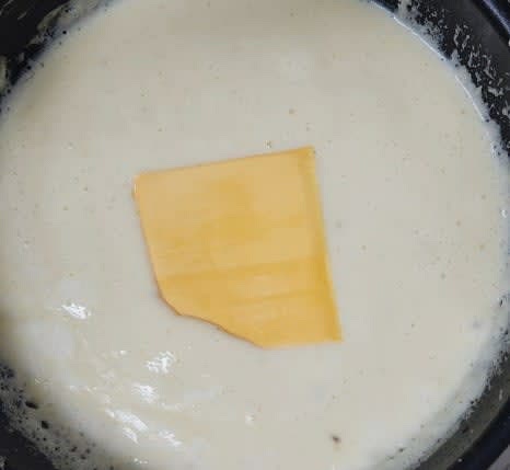 체다치즈 2장, 참치액 1큰술, 소금 0.5작은술을 넣고 치즈가 완전히 녹을 때까지 저어줍니다.