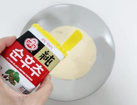 그릇에 스프를 담고, 후춧가루를 약간 뿌려 마무리합니다.