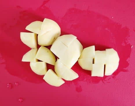 껍질을 깐 감자 2개를 깨끗하게 씻은 후, 큼직하게 깍둑썰기 해주세요.