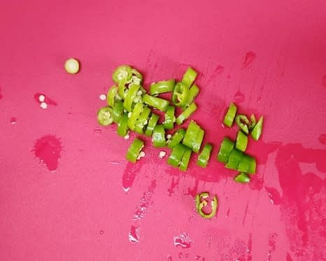 청양고추 2개를 송송 썰어 준비해주세요.