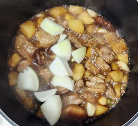 불린 건표고버섯의 단단한 대 부분을 제거한 후, 냄비에 추가하고, 양파도 함께 넣어주세요.