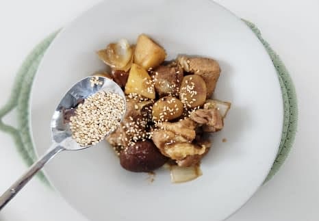 완성된 갈비찜을 그릇에 담고, 통깨 1큰술을 뿌려 마무리해주세요.