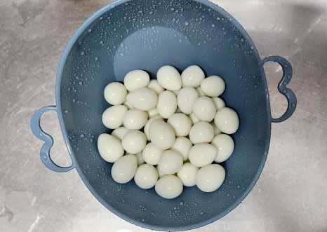 깐메추리알을 깨끗하게 헹궈주세요.