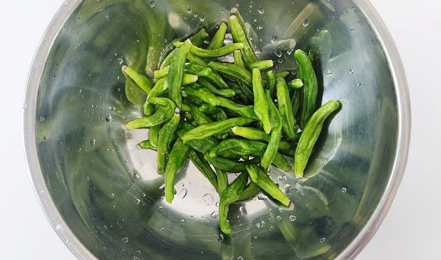 꽈리고추의 꼭지를 제거한 후 깨끗하게 씻어주세요.