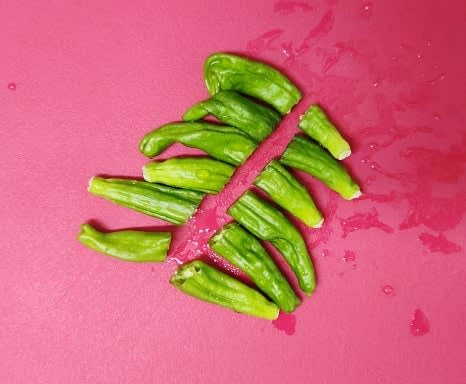 씻은 꽈리고추를 어슷썰기하듯이 반으로 잘라주세요.