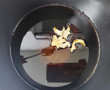 말린편생강 6조각을 추가해주세요. (생강청이나 생강가루로 대체 가능)