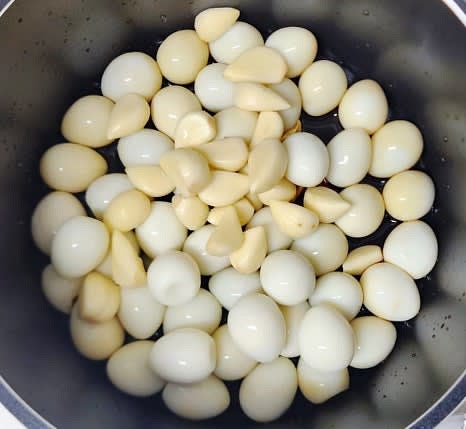 깐메추리알과 통마늘 두 줌을 냄비에 넣어주세요.