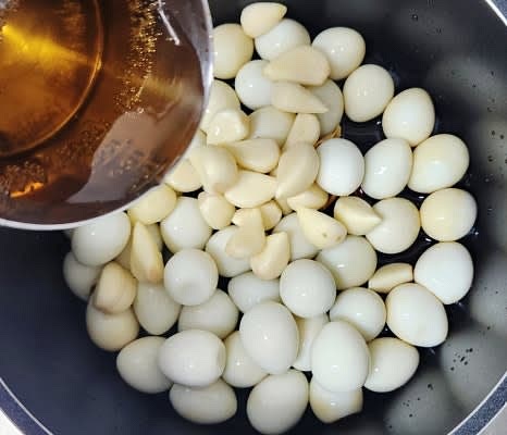 물 100ml를 추가한 후 센 불에서 끓여주세요.