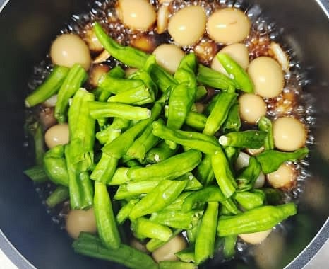 메추리알에 적당히 색이 배면 준비한 꽈리고추를 모두 넣어주세요.