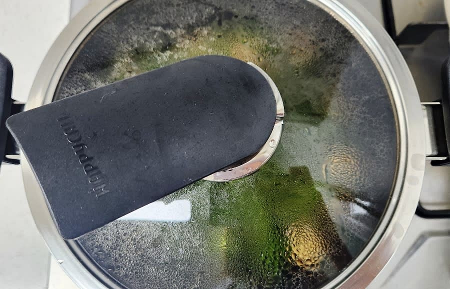 불을 줄이고 뚜껑을 덮어 재료들이 익을 때까지 졸여주세요. 중간에 물이 부족하면 물을 보충해주세요.