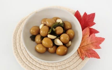 완성된 메추리알꽈리고추장조림을 그릇에 담아주세요.