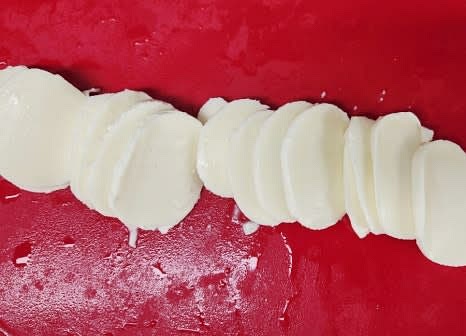 통 모짜렐라 치즈 2개를 토마토와 비슷한 두께로 슬라이스합니다.