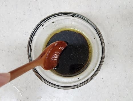 볼에 발사믹 식초 2큰술, 올리브 오일 2큰술, 꿀 1큰술, 소금 두 꼬집, 후춧가루 약간을 넣고 잘 섞어 발사믹 소스를 만듭니다.