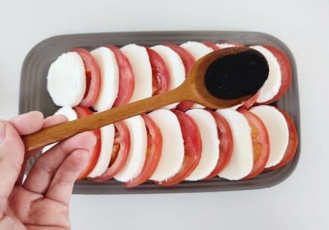 만들어둔 발사믹 소스를 골고루 뿌립니다.