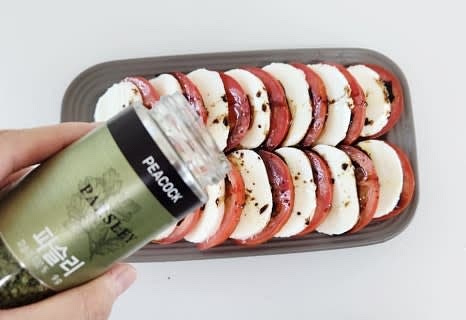 마지막으로 파슬리가루를 뿌려 장식합니다.