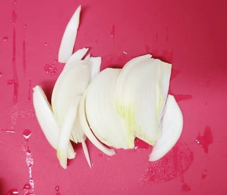 양파 반 개를 잘게 채 썰어주세요. (준비 시간: 약 3분)