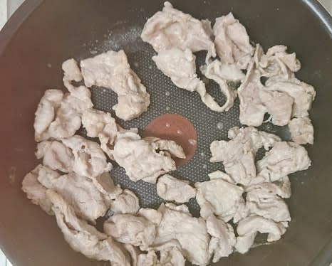 팬을 중불로 달군 후, 돼지고기를 넣고 겉면이 갈색으로 변할 때까지 볶아주세요. (조리 시간: 약 5분)