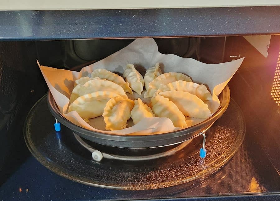 에어프라이어를 180도로 예열한 후, 만두를 10분간 굽고 한 번 뒤집은 다음, 추가로 8분간 더 구워줍니다.