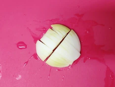 양파 반 개를 깍둑썰기 하듯이 썰어주고 당근 1/5개를 반달 모양으로 얇게 썰어줍니다.