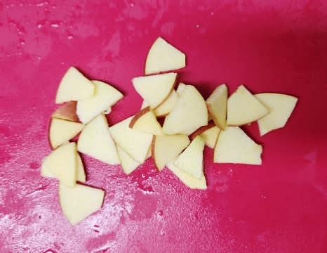 사과 1/4개를 얇게 슬라이스해줍니다.