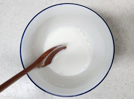 그릇에 전분 2 큰술과 물 50ml를 넣고 잘 섞어 전분물을 만듭니다.