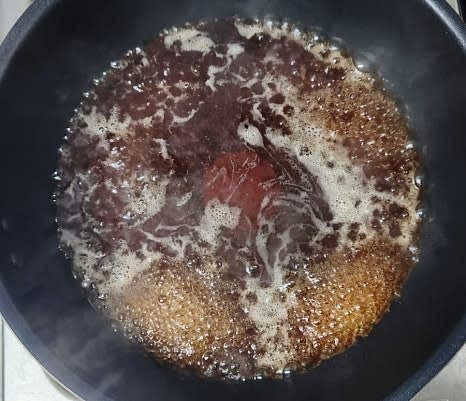 냄비에 물 200ml, 설탕 4 큰술, 식초 3 큰술, 진간장 4 큰술을 넣고 잘 저어가며 센 불에서 끓여줍니다.