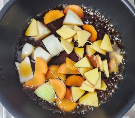 소스가 끓기 시작하면 썰어놓은 양파, 당근, 사과를 모두 넣고 재료들이 적당히 익을 때까지 저어가며 끓여줍니다.