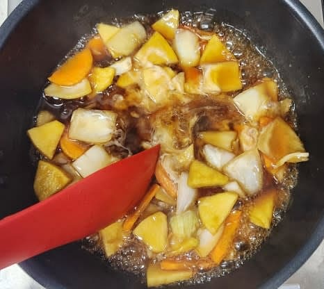 전분물을 다시 한 번 저어준 후, 소스에 천천히 부으면서 농도를 맞춰줍니다.