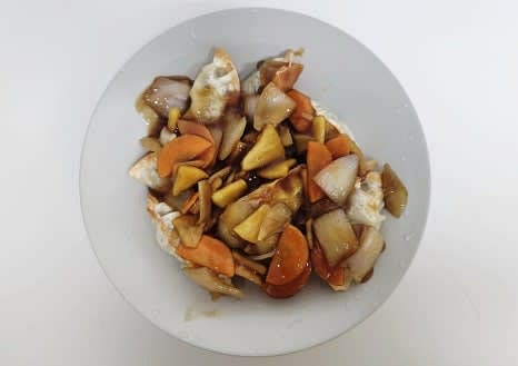 넓은 그릇에 구운 만두를 담고, 그 위에 완성된 탕수육 소스를 골고루 뿌려줍니다.