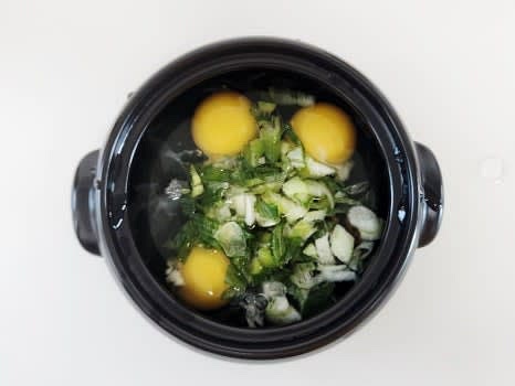 뚝배기에 계란 3개를 넣고, 물 100ml를 부은 후, 새우젓 1 큰술, 양조간장 1 큰술, 썰어놓은 대파를 모두 넣습니다.